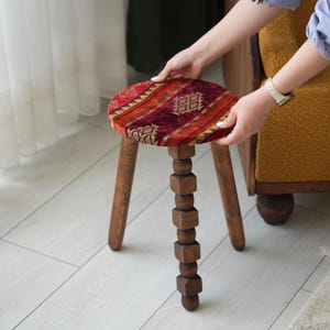 Handgemachter Hocker aus Kiefernholz: Moderner Blumenhocker