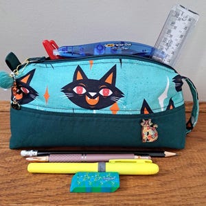 Retro Cat Pencil Case: Handmade Zippered Stationery Bag