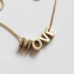Collar con dije de nombre y letras en bloque de latón con la palabra MOVE, autoafirmación, espiritualidad, declaración motivacional para hacer ejercicio, yoga y pilates
