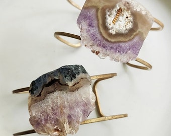 Naturalny fioletowy ametystowy geoda druza drut owinięty mosiężnym mankietem, lutowy kamień urodzinowy, kamień ochronny, kryształ łagodzący stres, czakra korony