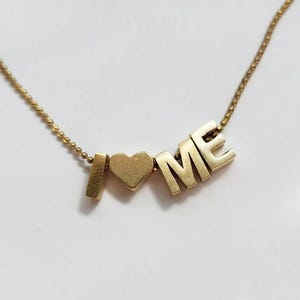 Colar com pingente de letra maiúscula de latão com afirmação de amor próprio I Heart ME, presente de aniversário, joia de orgulho, confiança e cura emocional