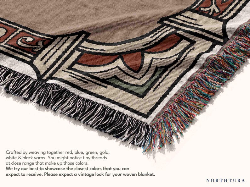 Puede incluir: Manta tejida con un dise&ntilde;o geom&eacute;trico en beige, rojo, negro y blanco. La manta tiene un borde con flecos con hilos multicolores. El dise&ntilde;o incluye formas y patrones geom&eacute;tricos.