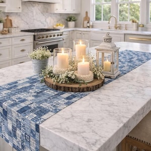 Blauwe patchwork tafelloper, indigo denimstof, verkrijgbaar in twee maten.
