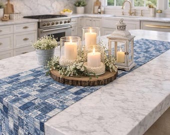 Caminho de mesa patchwork azul, tecido jeans índigo com duas opções de tamanho.