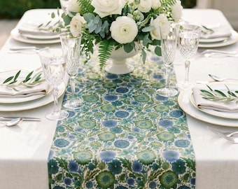 Caminho de mesa com estampa floral azul e verde | Decoração de sala de jantar botânica boho