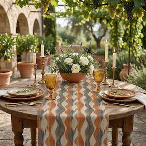 Tovaglia a righe ondulate neutre per sala da pranzo in stile moderno di metà secolo, disponibile in cotone o poliestere, color tortora, caramello e ardesia. Elegante apparecchiatura per la tavola.