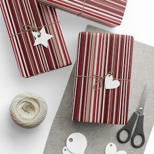 Elegante carta da regalo a righe bordeaux e bianche