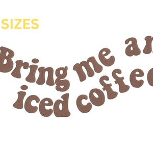 Könnte beinhalten: Weißer Hintergrund mit dem Text "Bring me an iced coffee" in braunen Buchstaben im Retro-Stil. Über dem Text steht der Satz "2 SIZES" in Gelb.