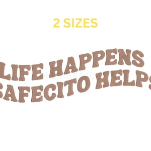 Puede incluir: Diseño bordado con el texto "Life Happens Cafecito Helps" en letras marrones sobre un fondo blanco. El texto está en una fuente estilizada y curvada.