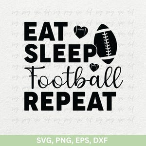 Op de afbeelding: Zwart-wit grafisch ontwerp met de tekst "Eat Sleep Football Repeat" met twee kleine hartjes en een voetbal in het midden.