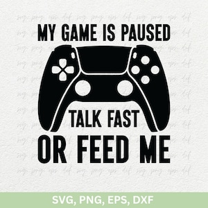Il mio gioco è in pausa Parla velocemente o dammi da mangiare Design magliette Svg PNG Dxf, Gamer Png per magliette Cricut, Citazioni di gioco Svg png, Gioco Svg Png Eps Dxf