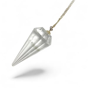 Könnte beinhalten: Ein klares Quarzkristall-Pendel mit einer goldenen Kette. Das Pendel ist kegelförmig mit einer spitzen Spitze und einer facettierten Basis.