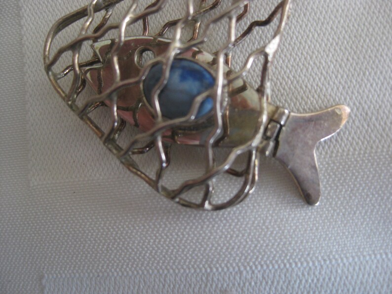 unique vintage piece of jewelry Fish in the net silver pendant movable tail 1.5 x 2.