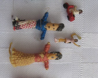 Personnages miniatures, 5 poupées soucieuses de 2,5 cm et 2 femmes miniatures en plastique de 0,5 po. - joueuse de tennis et trottinette.