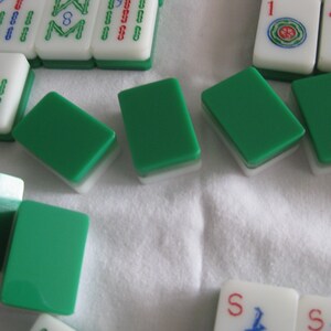 Mahjong trelagers vintageplattor, vit-klar-grön, 145 plattor bild 9