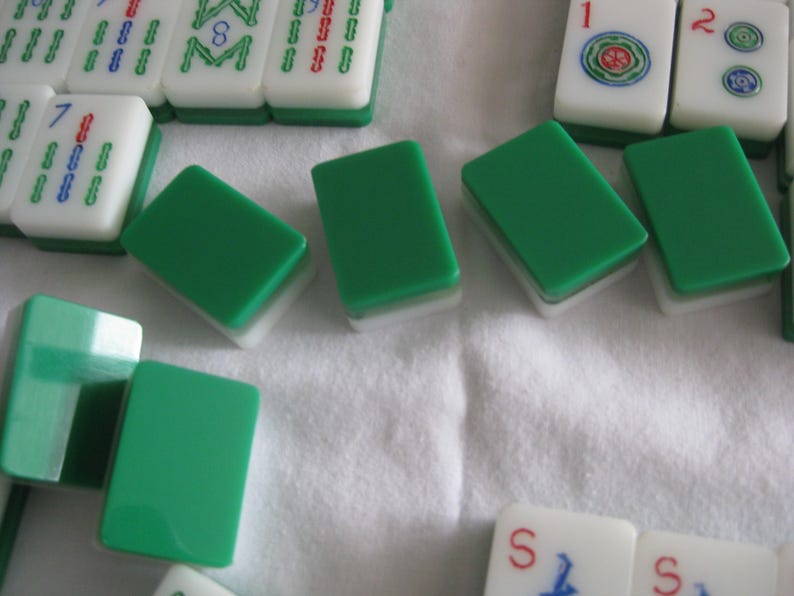 Mahjong trelagers vintageplattor, vit-klar-grön, 145 plattor bild 9