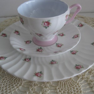 Queen Ann Fine Bone China England, pink roses, wavy design, trio: cup, saucer & cake plate. Vintage in perfect condition. Mother&#39;s day gift