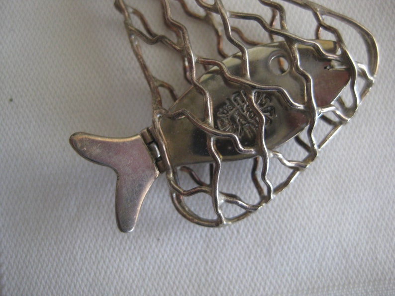 unique vintage piece of jewelry Fish in the net silver pendant movable tail 1.5 x 2.