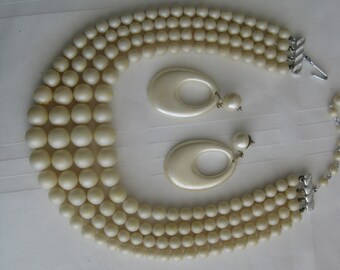 Collier vintage blanc cassé de 4 rangs avec boucles d'oreilles assorties. Ensemble élégant. A garder ou à offrir.