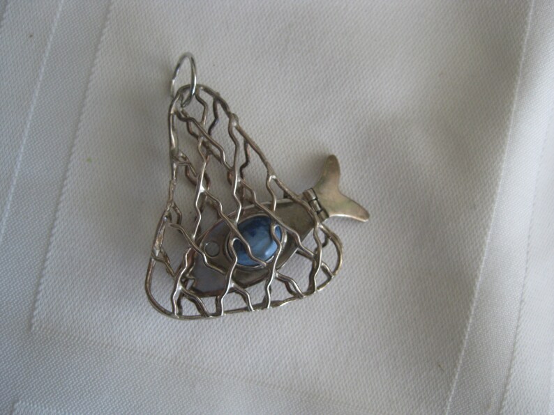 unique vintage piece of jewelry Fish in the net silver pendant movable tail 1.5 x 2.