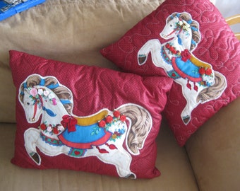 Appliqués faits main chevaux de manège, 2 coussins diff. tailles. Cadeau girly, décoration de chambre girly.