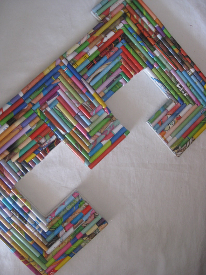 Lettre E décorée avec le papier roulé à la main, collage coloré, cadeau de BD, cadeau denseignants, décor de pépinière, cadeau dhôtesse. 13 x 8.5 image 1