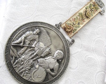 Pewter wall medallion, Harvest time. 6.5"