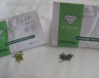 Chaton à dos pointu, cristaux facettés coupés à la machine, péridot vert 0,6 oz et zircon bleu 0,5 oz.