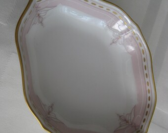 Small porcelain dish, by Kaiser W. Germany, from the Duett line. Ring, candy, nut dish. Pink and gold delicate design, gold rim.