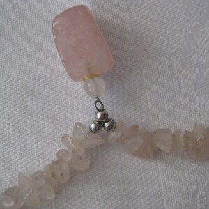 Pink quartz chips necklace w a quartz teardrop 3D shape pendant. 16&quot; long, vintage in good wearable condition.