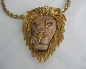 collier vintage Luca Razza tête de lion, années 1970, crinière, yeux, nez et chaîne forçat texturée de 50 cm dorés.