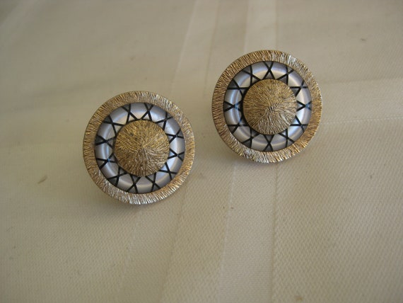 Cuff links and tie clip set, gold tone with white… - image 3