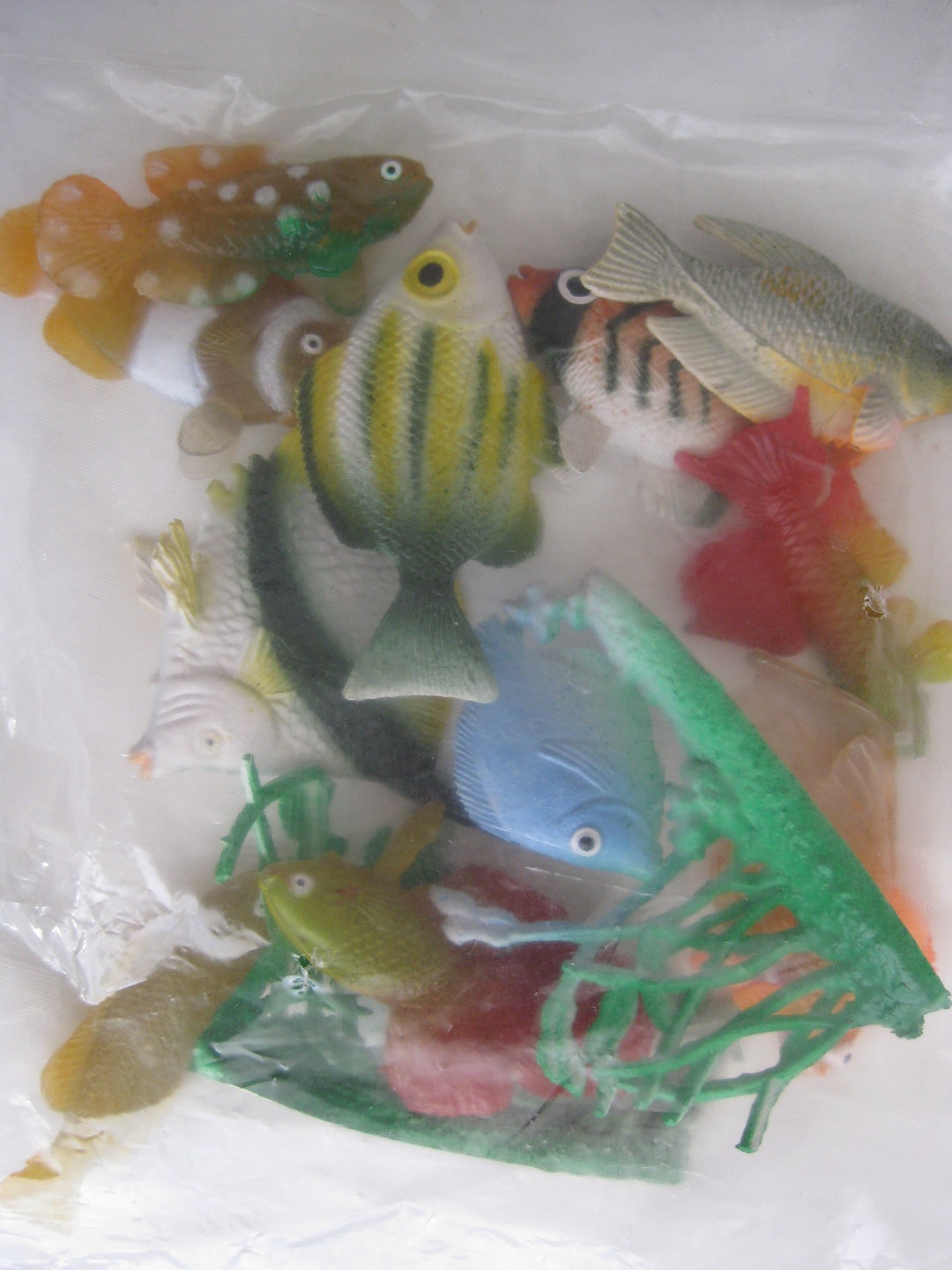 Mini Plastic Fish, Aquarium Decor, Craft Supply (12 Pcs, 1-2.5