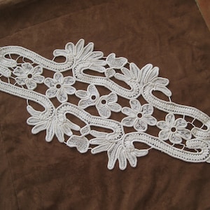 Romanian point lace hand crochet table runner/topper, white cotton thread, intricate design, 24&quot; x 10&quot;, great vintage condition.