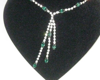 Emerald green and clear rhinestones necklace, 16" necklace + 3". A vintage shiny elegant necklace.