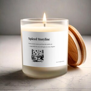 Gekruide verhaallijn | Pumpkin Spice Candle voor schrijvers en boekenliefhebbers | Gezellige bureausfeer | Sojawas, houten lont, matglazen kaars