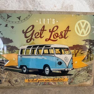 VW Bulli Metall-Wandschild im Vintage-Stil – „Let’s Get Lost“ – Nostalgic-Art (lizenziert von Volkswagen)