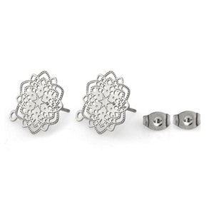 Peut inclure: Une paire de boucles d'oreilles en filigrane argent avec un motif de mandala. Les boucles d'oreilles sont en métal et ont un fermoir à tige.