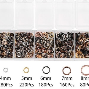 Peut inclure: Un organisateur en plastique transparent rempli de différentes tailles et couleurs d'anneaux de jonction. Le texte "Total >1370Pcs" est en haut. Les tailles des anneaux de jonction varient de 3 mm à 10 mm. Les quantités de chaque taille sont également indiquées.