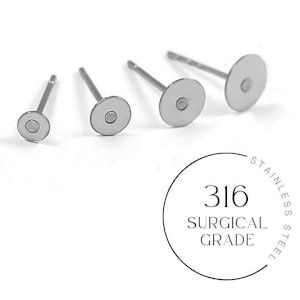 Peut inclure: Quatre tiges d'oreille en argent avec des dos plats ronds de différentes tailles. Les tiges sont en acier inoxydable chirurgical 316.