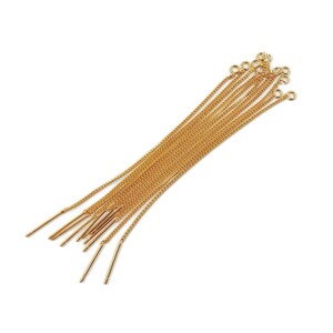 Peut inclure: Un ensemble de 12 connecteurs de chaîne dorés avec une boucle à une extrémité et une extrémité pointue. Les chaînes sont toutes de la même longueur et sont disposées en forme d'éventail.