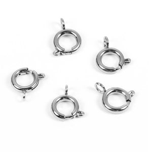 Peut inclure: Cinq fermoirs de bague en métal argenté avec une fermeture à ressort. Les fermoirs sont conçus pour être attachés à des colliers, des bracelets ou d'autres bijoux.