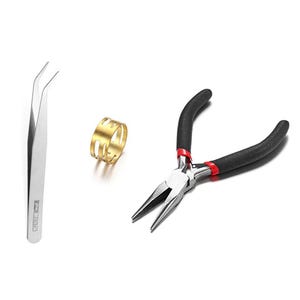 Peut inclure: Un ensemble d'outils de fabrication de bijoux comprenant une pince à épiler argentée et une pince argentée avec des poignées noires et des pointes rouges. Un anneau en métal doré avec un motif découpé décoratif est également inclus.
