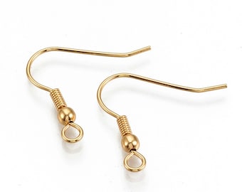 Peut inclure: Deux crochets d'oreille dorés avec une fermeture à ressort et une petite boucle en bas.