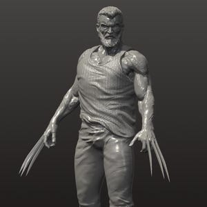 Op de afbeelding: Een grijze sculptuur van een gespierde figuur met een strenge uitdrukking, gekleed in een tanktop, jeans en laarzen. De figuur heeft een baard en klauwen die uit zijn handen steken. Het beeld staat op een cirkelvormige basis.