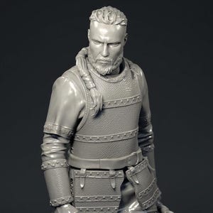 Puede incluir: Una figura gris de un guerrero vikingo, vestido con una armadura detallada y sosteniendo dos hachas. La figura tiene barba y cabello trenzado, y está de pie sobre una base de piedra. La armadura incluye una placa para el pecho, cinturón y perneras.