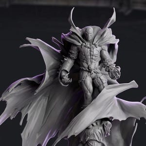 Può includere: Statua grigia di un personaggio di supereroe con mantello svolazzante e catene. La figura è in piedi su una statua di una donna in abito fluente. La statua è ambientata su uno sfondo scuro.