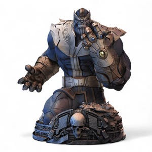 Puede incluir: Un busto detallado de Thanos, un supervillano de Marvel Comics, con un traje morado y azul, un guantelete dorado con las Gemas del Infinito y una expresión de enfado. El busto está montado sobre una base gris oscuro con un diseño de calavera.