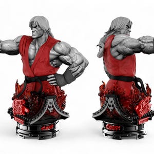 Puede incluir: Un busto gris y rojo de un personaje de la serie de videojuegos Street Fighter. El personaje lleva un gi rojo con un cinturón negro y está en una pose de lucha. El busto está sobre una base negra con un diseño rojo y negro.