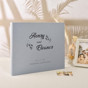 Hellgraues Hochzeits-Foto-Gästebuch mit schwarz aufgedruckter Personalisierung – Instax Album, Polaroid Gästebuch, Photobooth Album
